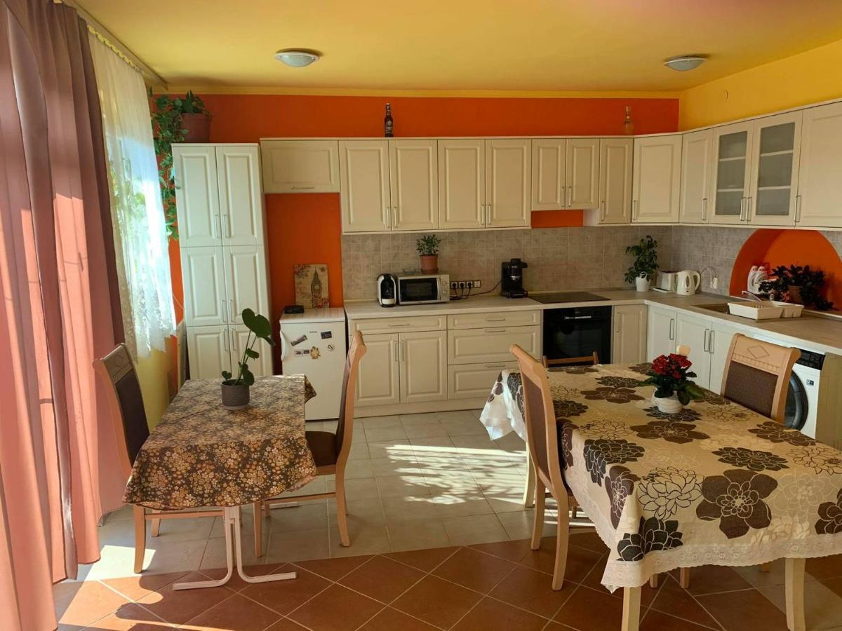 Kriszta Apartmanhaz Apartment Balatonlelle Luaran gambar