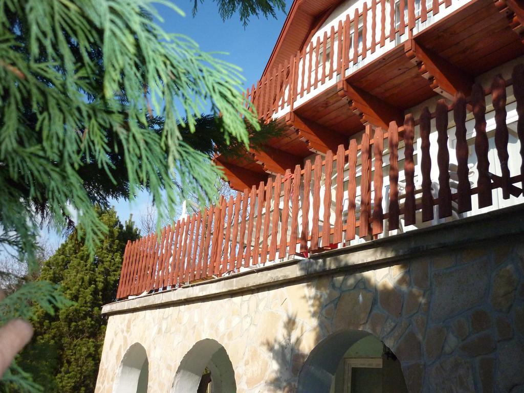 Kriszta Apartmanhaz Apartment Balatonlelle Luaran gambar